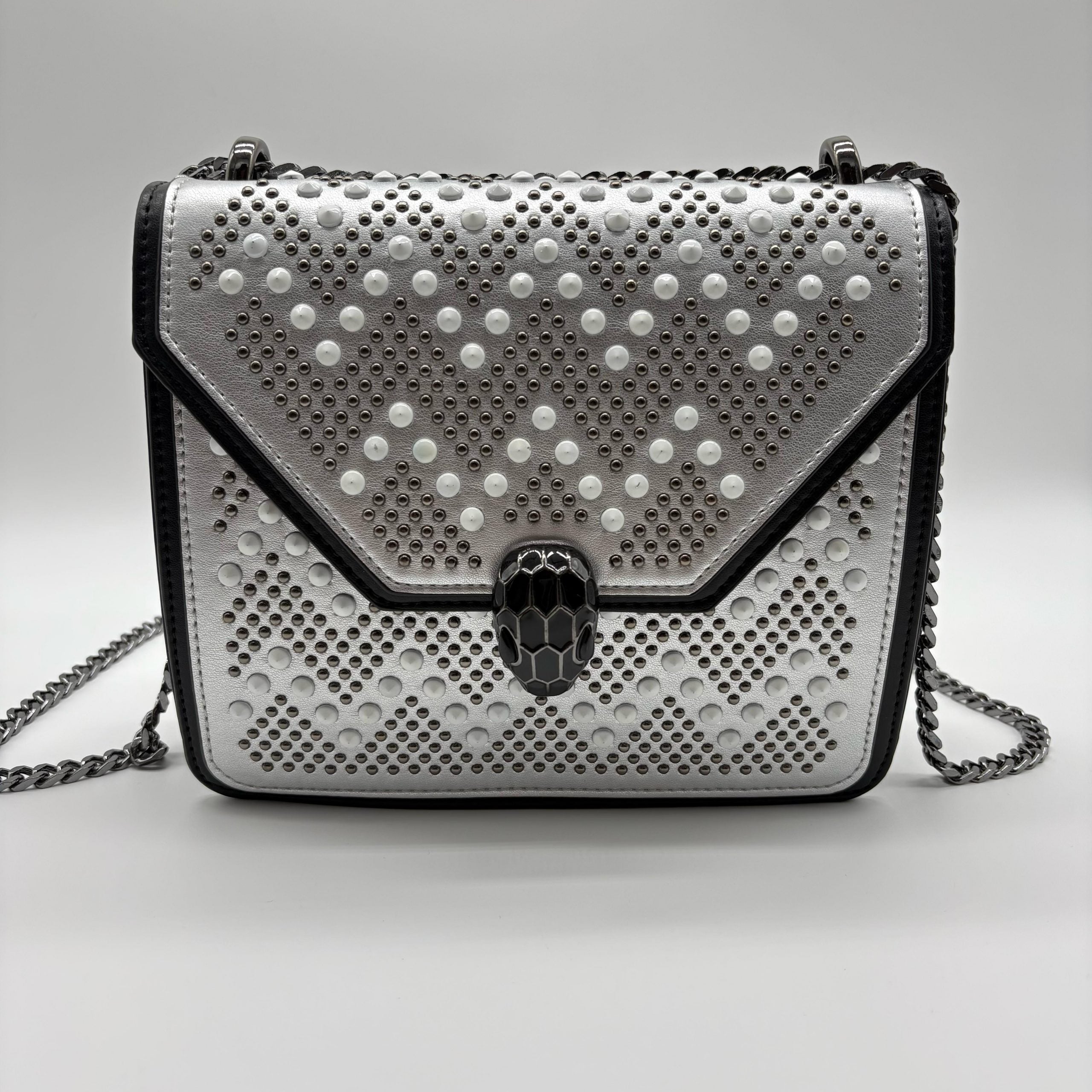 Bolso plateado apliques y cadena plomo 20cm* 7cm* 16cm C- 23195